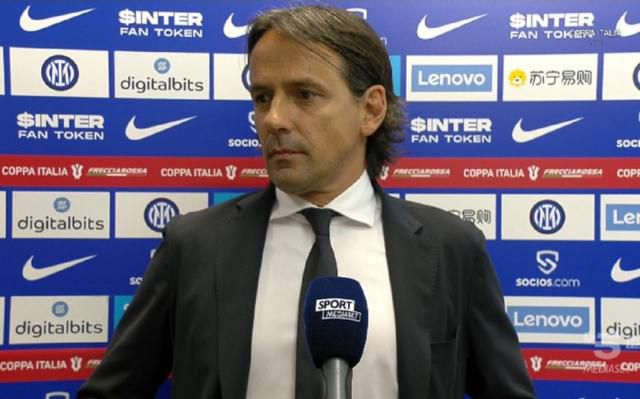 当天，片寄凉太身穿一套棕卡其色POLO休闲装，内搭浅灰色针织薄衫亮相。