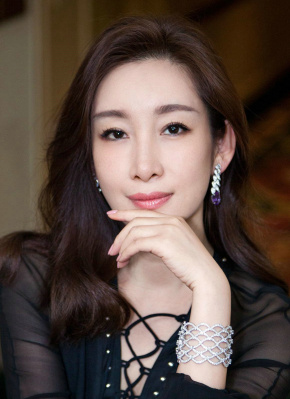 卡莉·史派妮饰演的普瑞希拉和雅各布·艾洛蒂饰演的猫王热情相拥。